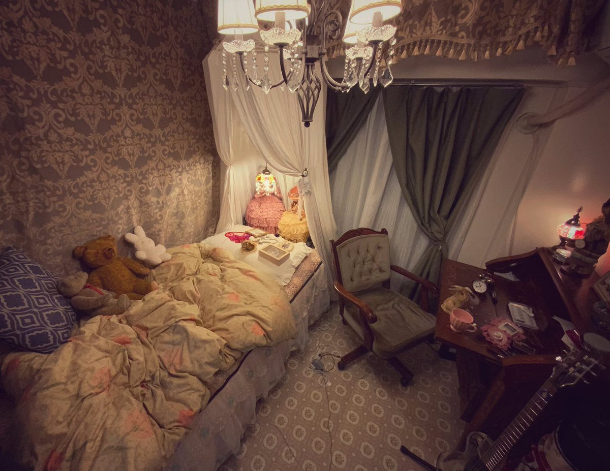 「自室がなんかもうかわいくなさすぎて号泣してたら一日が終わってた 」|見るな(millna)のイラスト