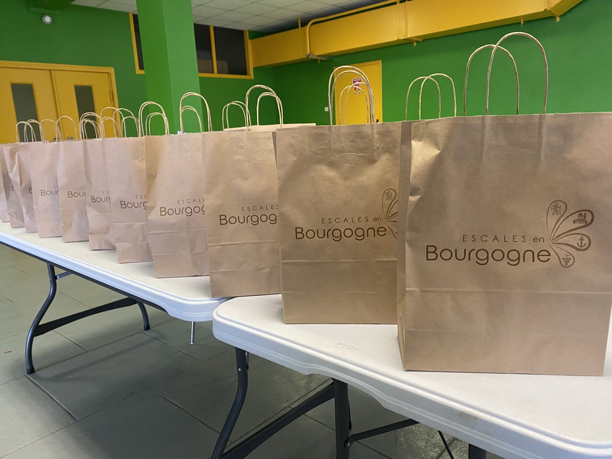 Ce matin c'était distribution du nouveau #PetitFuté #CanalduNivernais à #Vermenton pour nos prestataires touristiques se trouvant à proximité du Canal ⚓

Un grand merci à la #MairiedeVermenton pour la mise à disposition de la Salle du Marché 🙏