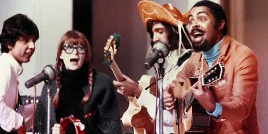 #TempoRei trazendo o encontro tropicalista de Gil com <a href="/osmvtantes/">Os Mutantes</a>: <a href="/LitaRee_real/">Rita Lee</a>, <a href="/ArnaldoBaptista/">Arnaldo Baptista</a> e Sérgio Dias. #EquipeGil