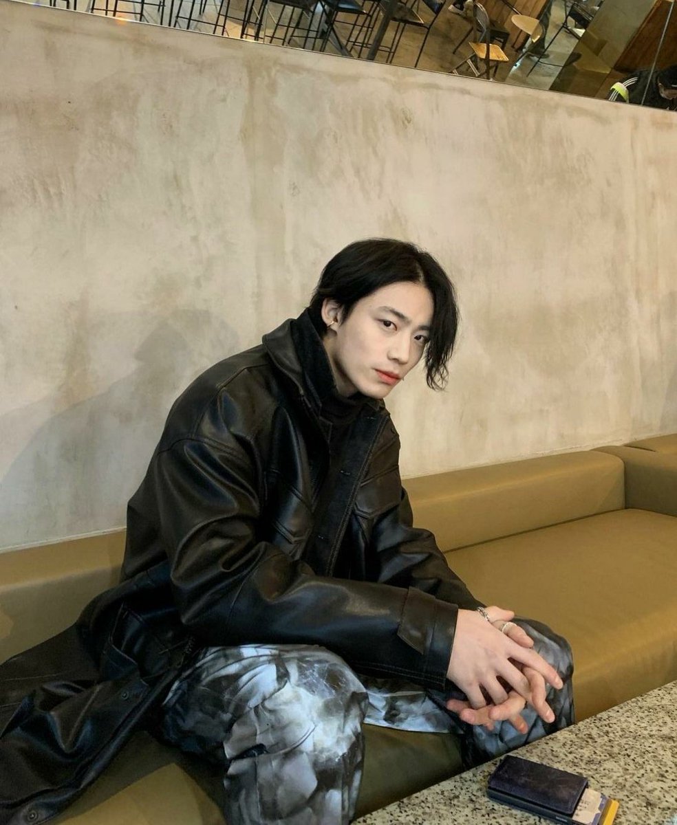 96. YUN HYUNJO.He changed his stage name to E:dan. He debuted as a soloist under Gost Entertainment.Instagram → eaf_mHis solo debut → 