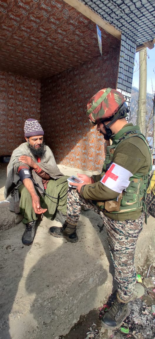 SyedJaveedShah6's tweet photo. #KhairiyatPatrol giving medical assistance to #awams of #bandipora #Kashmiri
#humsayahaihum
#NayaKashmir
#peaceinvalley https://t.co/4ypdJ9FULp https://t.co/EKeUQfPtFh