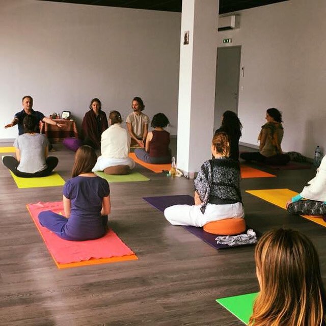 suryaworld's tweet photo. #TBT Masterclass de Yoga, Méditation et Pranayama à Tours en 2018. 🧘🏼♂️🧘🏽♀️🧘🏼♀️🧘🏾♂️
#masterclassdeyoga #suryashtangayoga #suryaworld #meditation #pranayama #yogilifestyle #understanding #healthylifestyle #takingcare
🌞 https://t.co/ignpHJaRNl