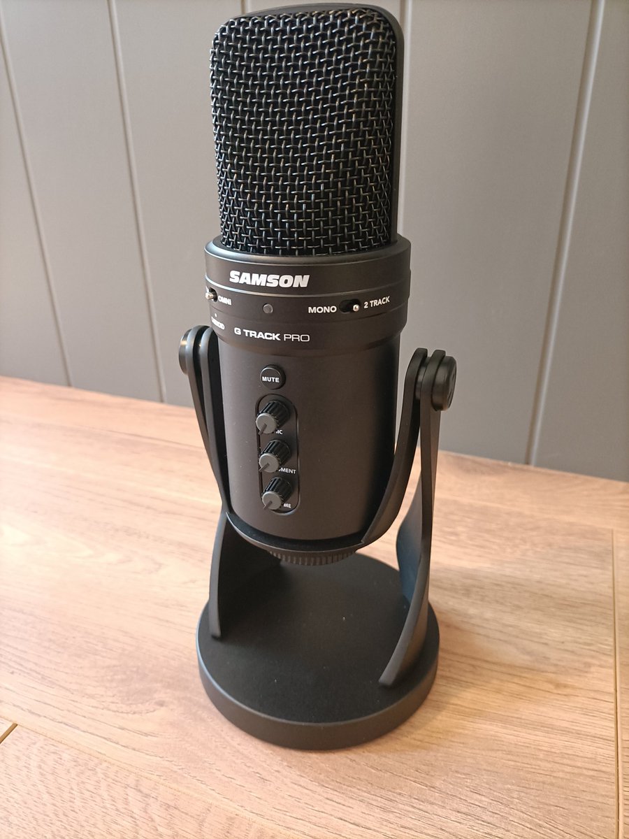 pixelpolyphilh's tweet photo. Very excited to upgrade my streams with this! It's heavier than expected haha. Excited to try it out. #gtrackpro @SamsonAudio
#smallstreamers #twitch https://t.co/C7pOiP2K2L