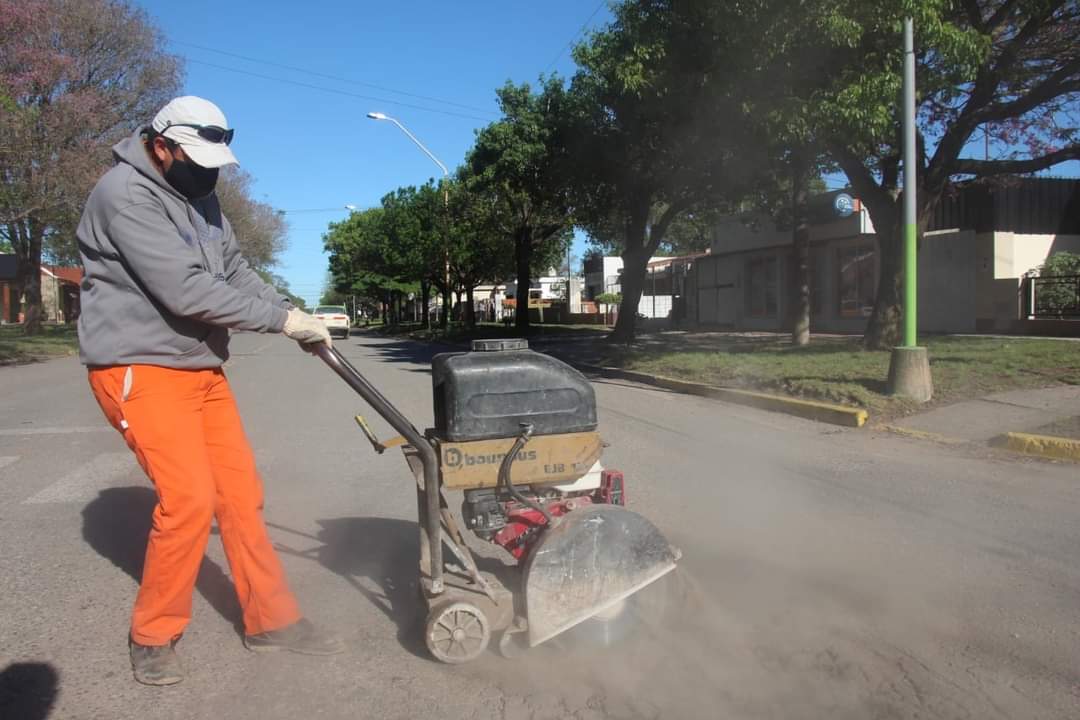 municarca's tweet photo. Siguen las Obras y empieza la repavimentacion de calle San Martin entre Juan Semino y Malvinas Argentinas https://t.co/T79C1J1DmA