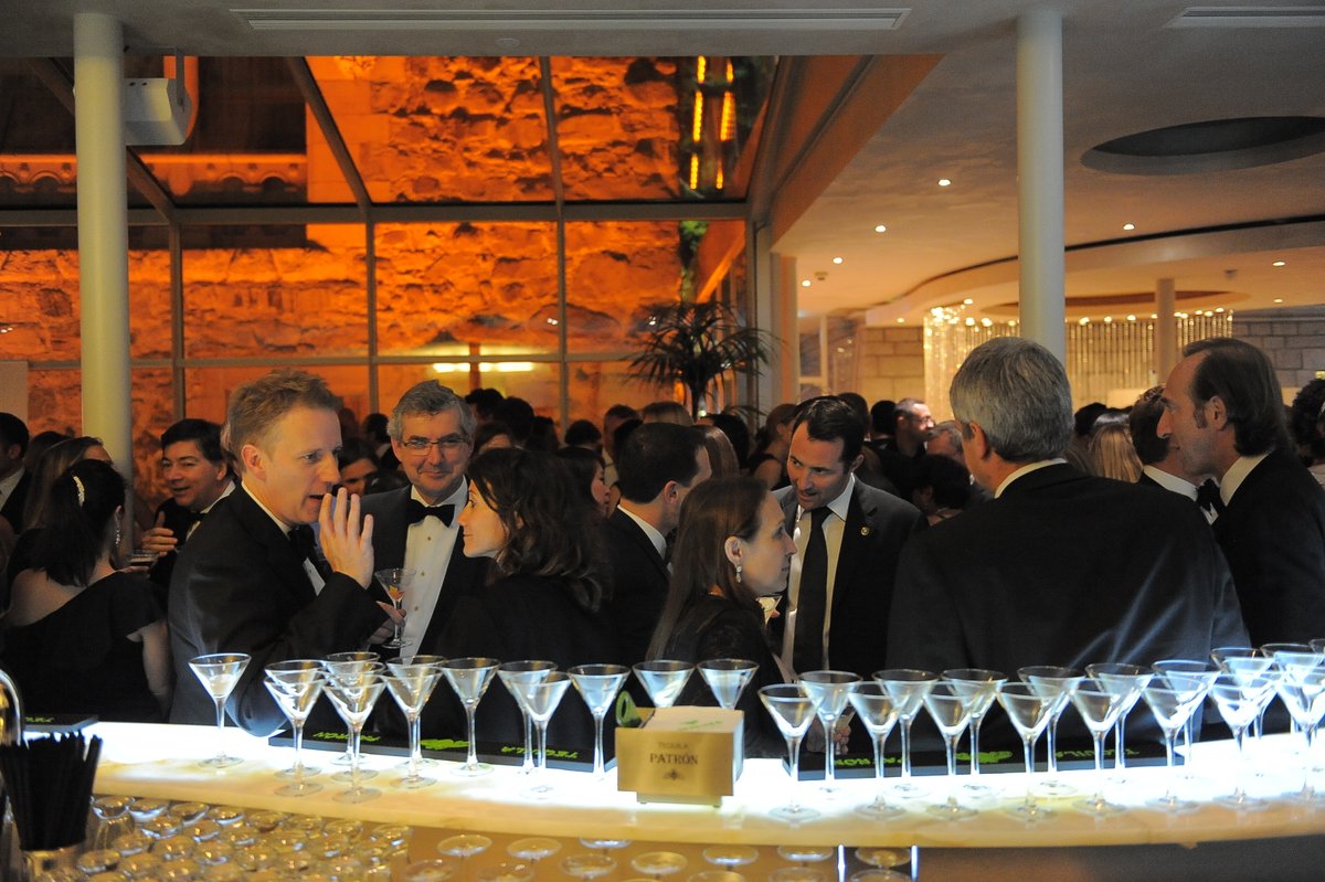 7/ A few might try to ask for some stock recommendations. Even the dentist. Almost everyone at the party has invested some money and is talking about it.