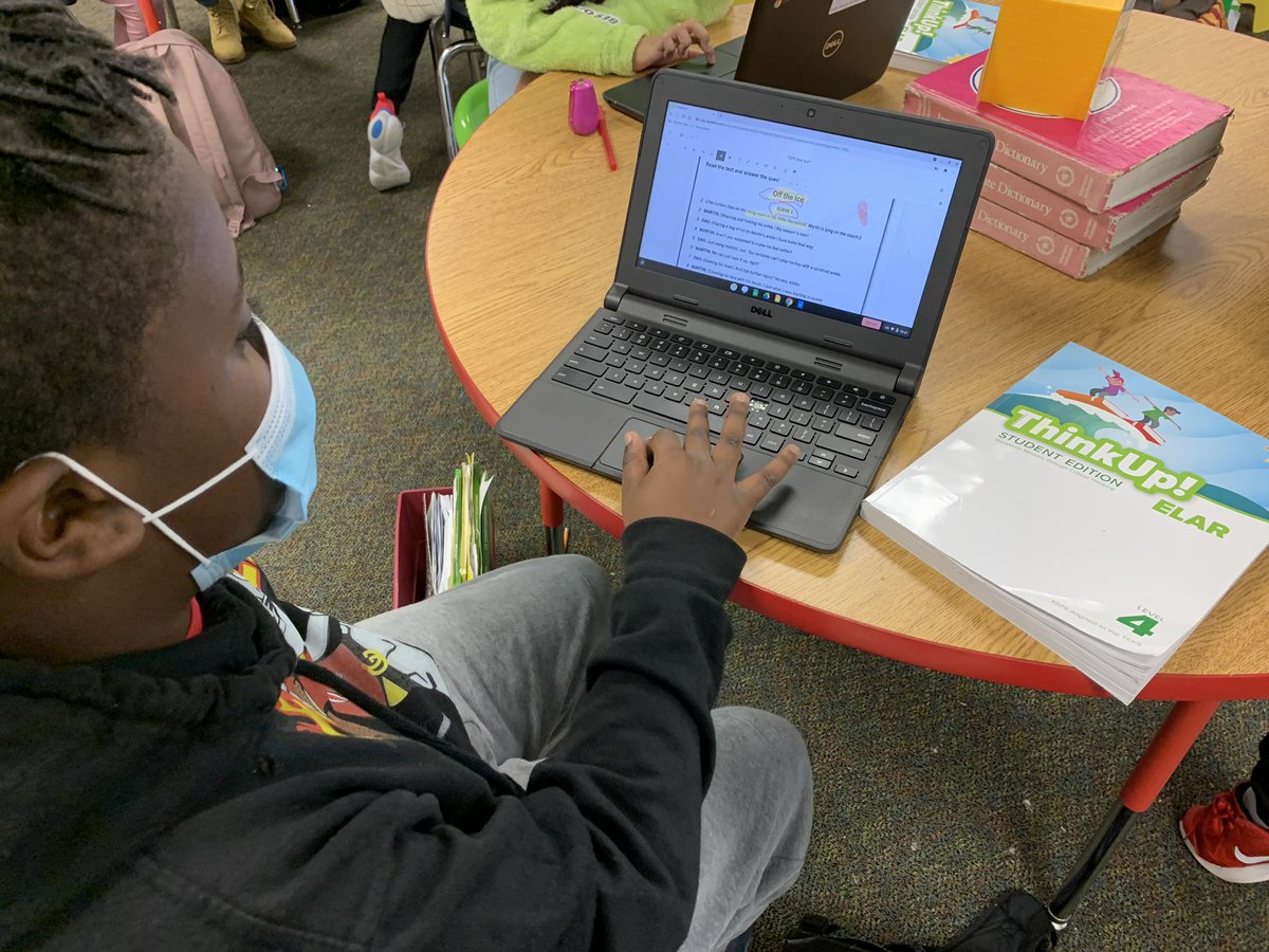 Fourth grader leaders learn how to annotate a digital text. #WinningAtWoods #ItsGoodToBeAWrangler