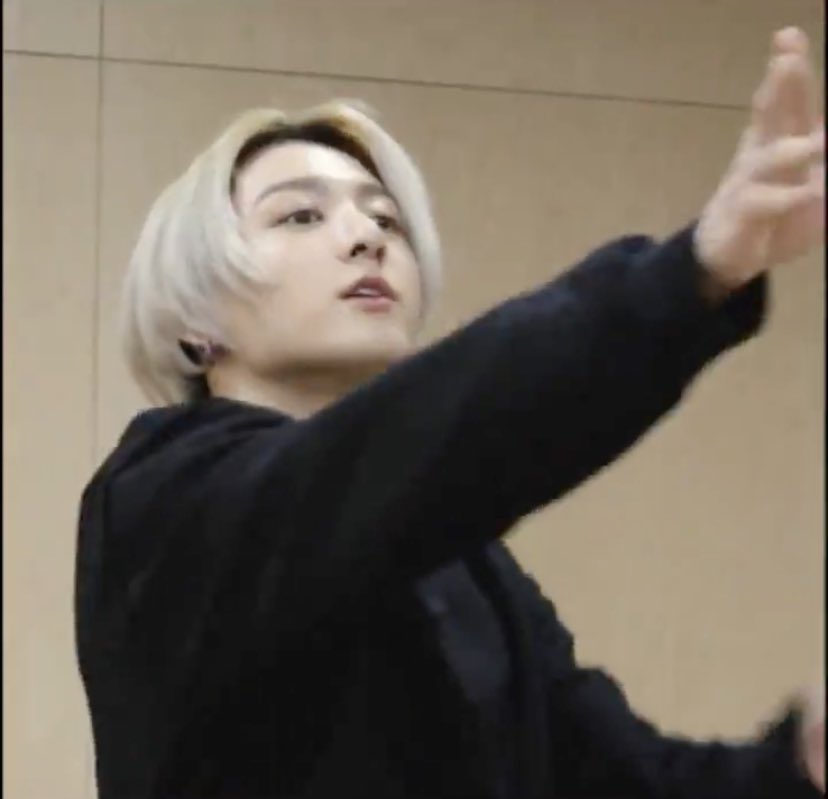 Mod57285454's tweet image. love 🐰🌈✨