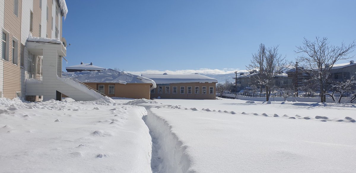 Bir eğitim öğretim döneminin daha sonuna geldik. Uzaktan eğitim sürecindeki son haftamızda okullarımız sessiz ve buruk. Sevgili öğrencilerimiz, kıymetli öğretmenlerimiz güzel günlerin yeniden gelmesi umuduyla herkese sağlıklı, huzurlu ve mutlu bir tatil diliyoruz.