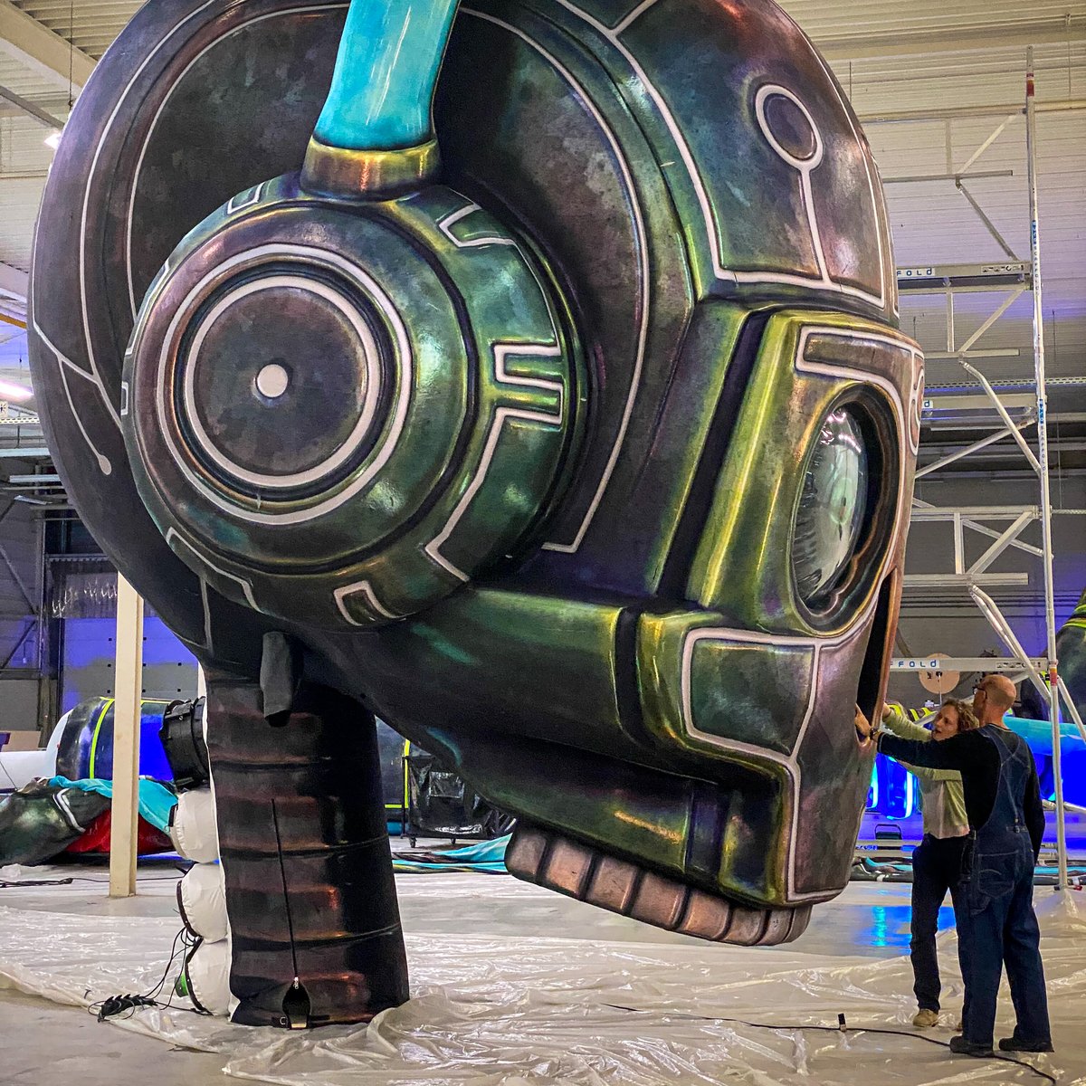 Testing and preparing the pieces of our robot skeleton before he heads of to Chimelong theme park at the end of last year. With a 50m arm span he could well be the largest animatronic figure ever made. #inflatable #sculpture#setdesign #eventdesign #skeleton #puppet #animatronic
