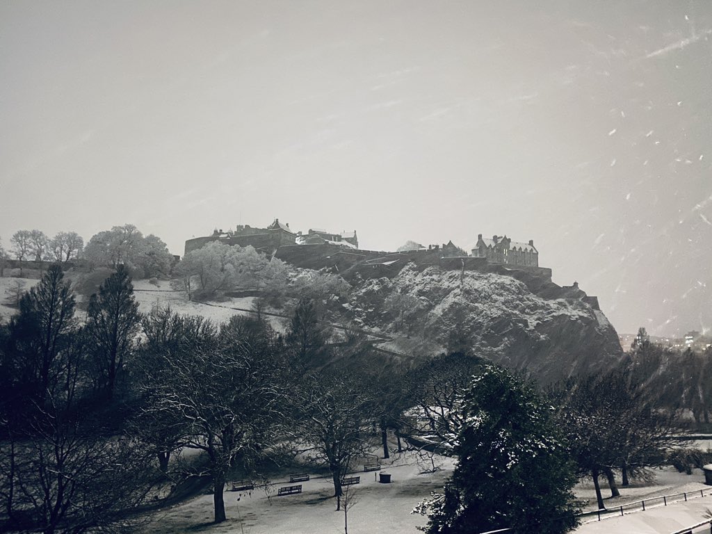 I got up before 4am this morning for my daily outdoor time (aka exercise) in the hope of catching the snow in  #Edinburgh  before it would melt away. It was windy and very chilly, but also rather magical. Edinburgh Castle, shortly before 6am—incredible how bright this looks.