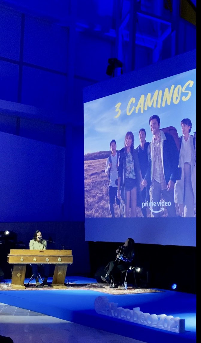 Ganas de ver la serie #3Caminos de @ficcionProdu que se presentó en #Santiago y que se estrena mañana en <a href="/PrimeVideoES/">Prime Video España</a> protagonizada por <a href="/alexgonzalezact/">Alex Gonzalez</a>, @VEchegui, <a href="/CeciliaSuarezOF/">Cecilia Suárez</a>, Anna Schmirgk, <a href="/albertojolee/">alberto jo lee</a> y <a href="/AndreaBOSCA/">Andrea Bosca</a> #xacobeo2021