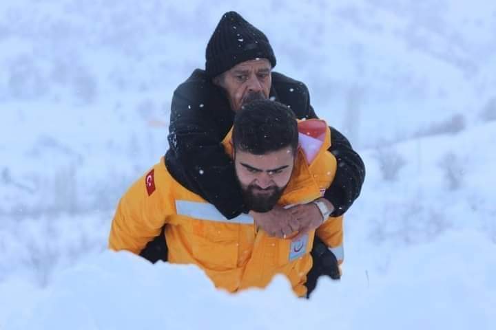 genelmerkez35's tweet photo. Hangi sendikanın üyesi olduğunun bir önemi var mı?

Belki bazı kesimler hemen saldıracak, "İşlerini yapıyorlar" diyecekler.
Onlarda zaten bu durumdan şikayetçi değil.

Devletimizin şefkat elini en zor şartlarda vatandaşlarımıza uzatan sağlık çalışanları için"Şifa veren ele vefa." https://t.co/vXy3kFiUeC