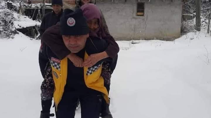 genelmerkez35's tweet photo. Hangi sendikanın üyesi olduğunun bir önemi var mı?

Belki bazı kesimler hemen saldıracak, "İşlerini yapıyorlar" diyecekler.
Onlarda zaten bu durumdan şikayetçi değil.

Devletimizin şefkat elini en zor şartlarda vatandaşlarımıza uzatan sağlık çalışanları için"Şifa veren ele vefa." https://t.co/vXy3kFiUeC