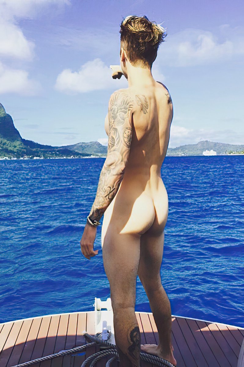 Justin has an incredible ass! 