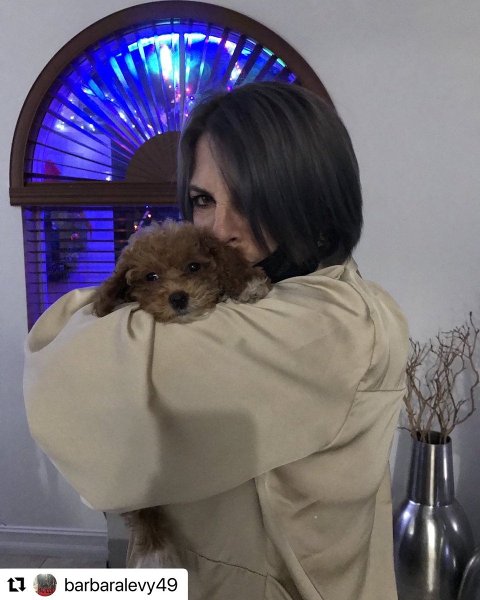 Barbara Levy la mama de <a href="/willylevy29/">William Levy</a> con el perrito de Christopher y Kailey❣️Una Reina, verdadera dama y grande humano! La mujer fuerte con hermoso y GRANDE corazón ❤️ Bella por dentro y por fuera 😍💖 Te admiro muchísimo Reina 👑😍🤩❤️ #WilliamLevy #Willevy #BarbaraLevy