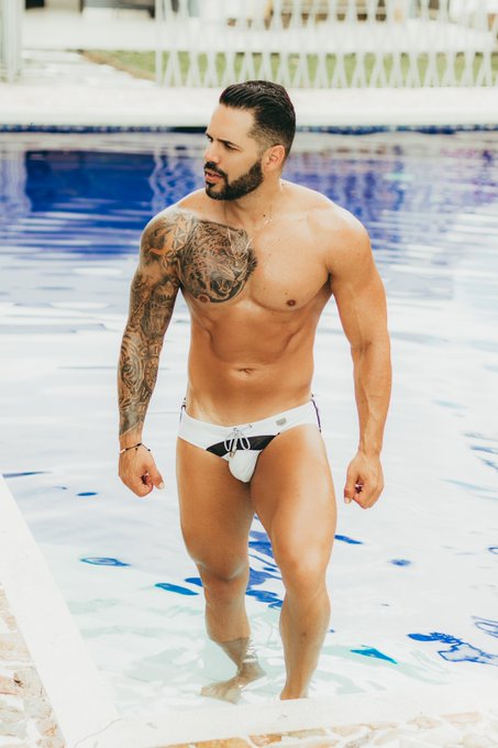 Anyone in for a dip? #camguy #pool #thursdayvibes #ThursdayTreat https://t.co/aSQDdr38J7