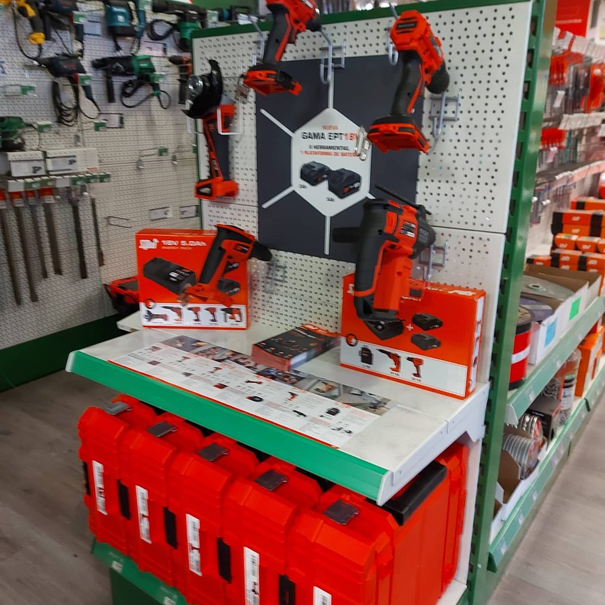 Implantación de la nueva gama EPT 18V de #SPIT en <a href="/IsolanaOficial/">Isolana</a>