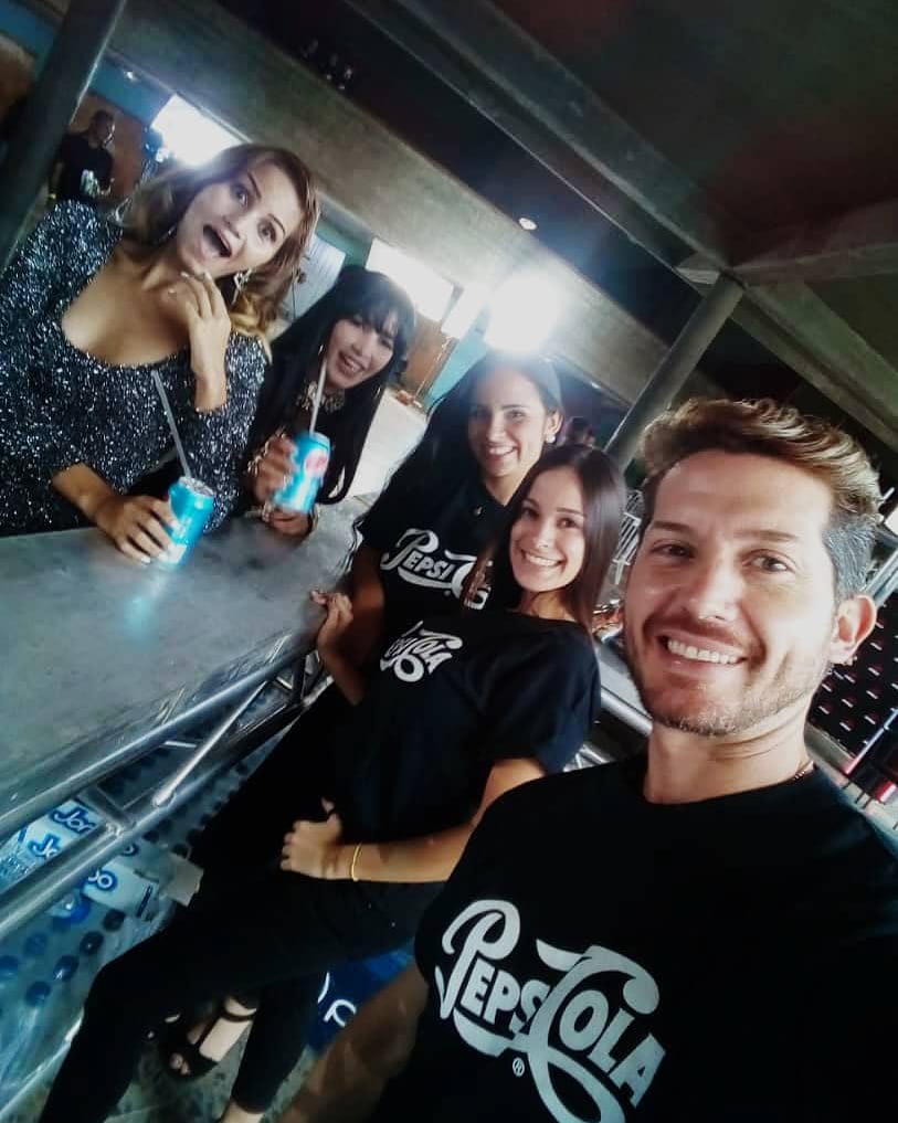 Karlamassaro2's tweet photo. Jueves de tbt porque con @pepsiven disfrutas la música a tu manera💞💞Feliz Jueves mi gente 

#PremiosPepsi #tbt #refrescate #markenting #medios #artist #girls #instamoments #photo #likeme #followers #Caracas #Venezuela https://t.co/oCfGhA9Z7U