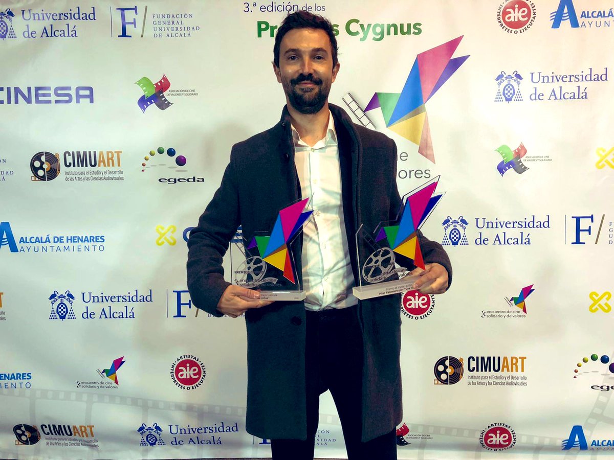 BTeamPictures's tweet photo. El productor @lafuentealex recoge el #PremioCygnus de Cine Solidario y Valores a Mejor Película y Mejor Guion #LasNiñas 💋 en @UAHes. ¡Muchas gracias! 🙌 https://t.co/m4vchKxxIy