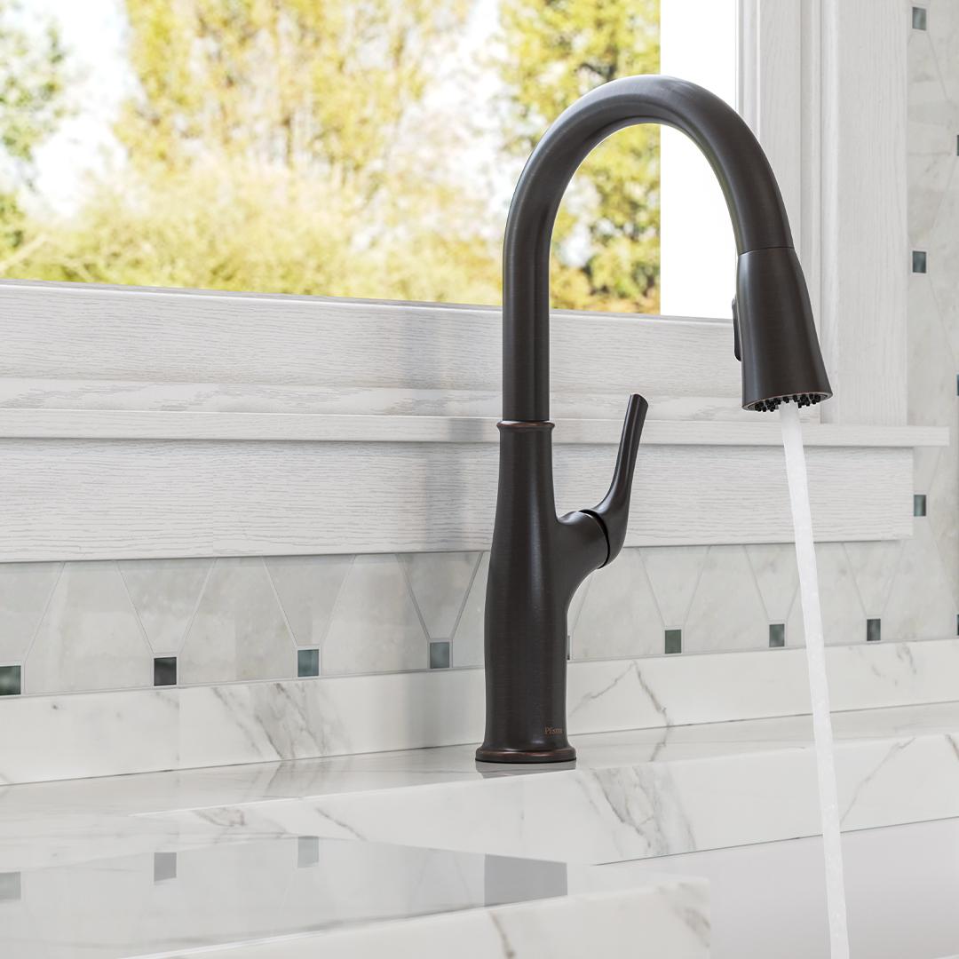showroomatrube's tweet photo. Looking for style, detail and function? The Highbury faucet has it all and the HydroBlade™ spray technology is the clean up helper you’ve always wanted in the kitchen. #pfister #kitchenfaucets #pulldownfaucet https://t.co/EnTIdAqbDR