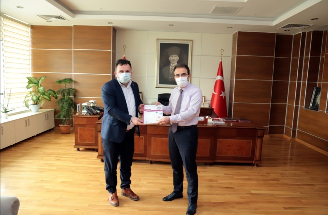 ebscankiri's tweet photo. EğitimBirSen Stratejik Araştırmalar Merkezi’mizin [#EBSAM] hazırladığı EğitimeBakış2020: İzleme ve Değerlendirme Raporumuzu Sayın Valimiz Abdullah AYAZ ile paylaştık. Misafirperverlikleri için kendilerine teşekkür ediyor saygılar sunuyoruz. @AbdullahAyaz78 @CankiriValiligi https://t.co/jGqhFiGTRT