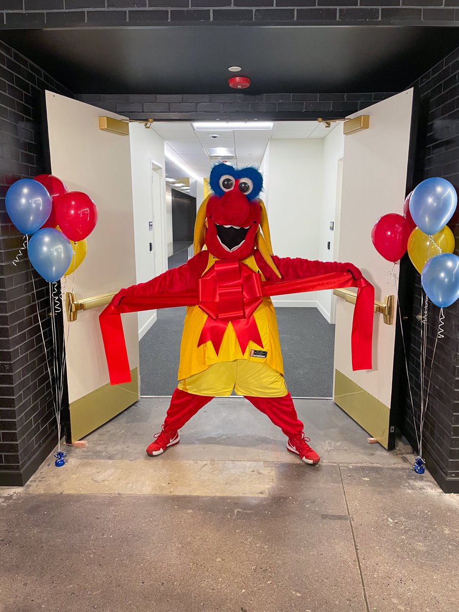 FreddyFever's tweet photo. the new Fever locker room and Salesforce Court at @TheFieldhouse are INCREDIBLE 🤩👏 https://t.co/r9TzYPrLBL