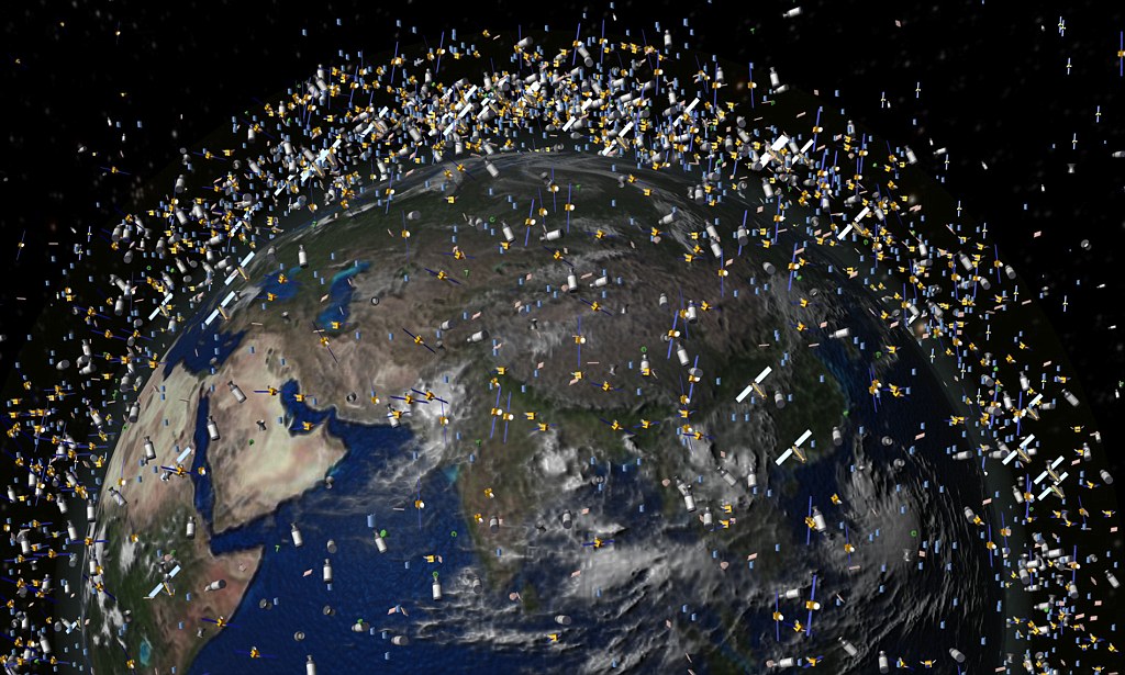 Сколько спутников земли в космосе. Загрязнение космоса. Загрязнение космического пространства.