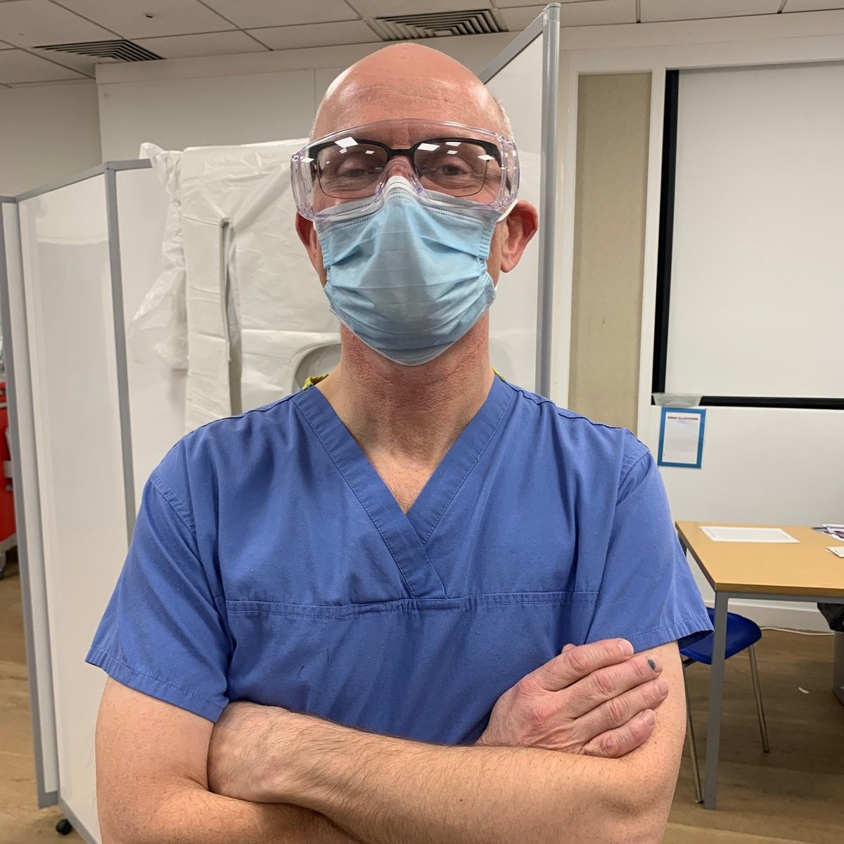 LeedsHospitals's tweet photo. Mark Hull is a Professor and consultant gastroenterologist. 
‘I started helping out when the centre first opened and I only have praise for the work here. It’s Brilliant. This place has become so efficient and it feels really good to help out.’
#teamleeds #facesofcovid https://t.co/qWdajc154k