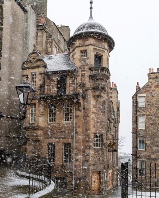 edinburgh's tweet photo. Home to the Writers’ Museum, Lady Stair’s House was built in 1622 by Sir William Gray of Pittendrum as a family home.

The couple’s initials can still be seen carved into a stone lintel above the main entrance.

📍 The Writer’s Museum
📷 IG/snapsbyshirin

#edinphoto https://t.co/BK9kBR0wBs