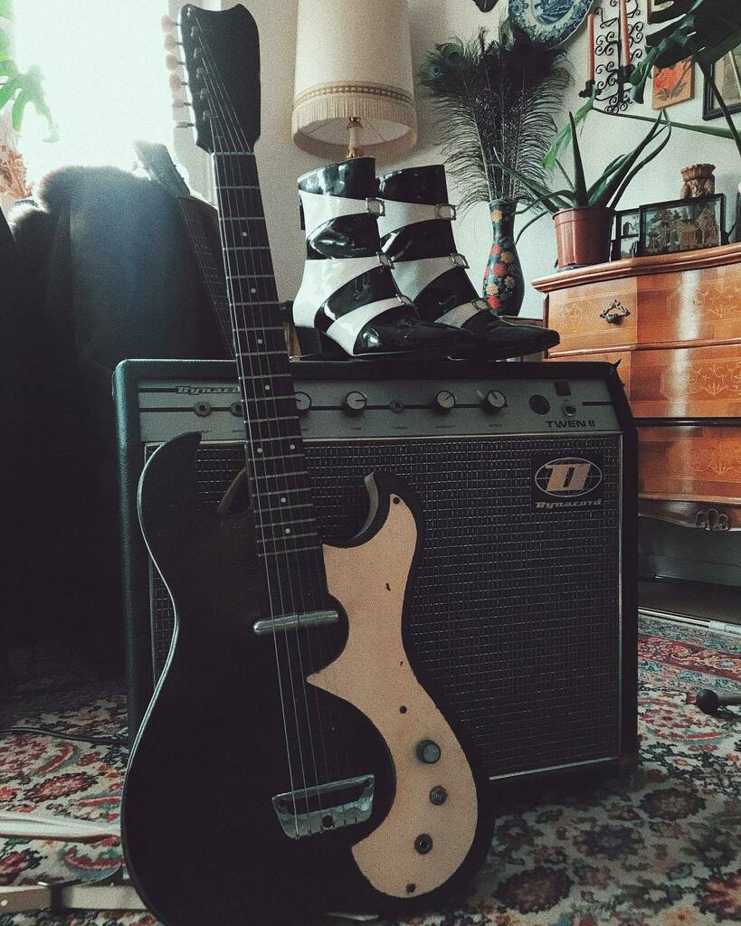 It‘s a match 🦓
.
.
.
.
.
#silvertone #silvertoneguitar #vintageguitar #60sguitars #dynacord #dynacordtwen #spaceage #spaceageboots #interior #vintageinterior instagr.am/p/CKT9ATZnaDX/