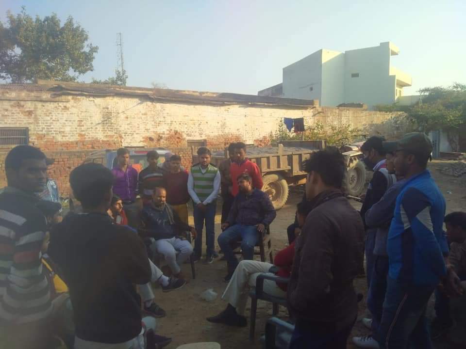 LalitKu92's tweet photo. हाथरस में अनुसूचित जाति होस्टल के छात्रों के सर से आज प्रसासन ने छत छीन ली होस्टल निजी भूमि पर है समाज कल्याण विभाग ने कई दसको से किराया नहीं दिया हैं जिस कारण ये खाली कराया गया हैं @dmhathras आप इस मामले में इन विद्यार्थियों की सहायता करें! @UPGovt  @BhimArmyChief https://t.co/OTsgZSwG7c