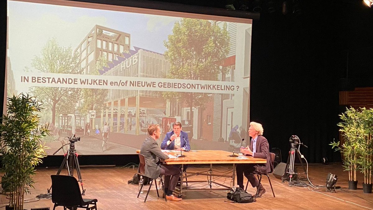 Paul Gerretsen @Deltametropool, Lucas van der Linde @GoudappelTweets en Emile Revier in gesprek over de #wijkhub: "Naoorlogse wijken zijn gebouwd op een auto voor de deur. Hubs zorgen voor flink minder autoverkeer en maken verdichting in die wijken mogelijk." #hubhollandhub