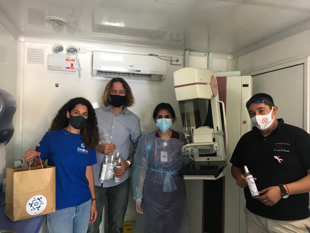 comjudiachile's tweet photo. Nuestro Director Ejecutivo @marcelo_1811 y @DafneEnglander participan junto a la Agrupación #LaVozDeLosPacientes en operativo de mamografias en #Renca donde aportamos información de salud elaborada por @cadenachile_ e insumos médicos
.
.
.
#salud #jesed #cuidate #chile https://t.co/6USCZ454Vq