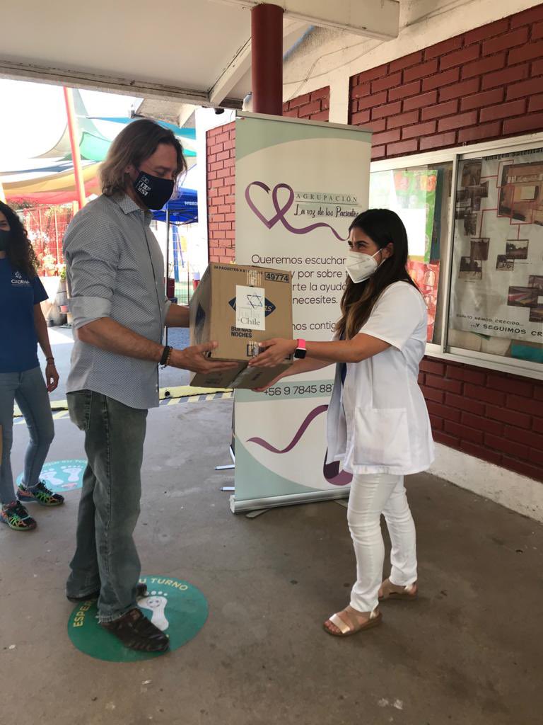 comjudiachile's tweet photo. Nuestro Director Ejecutivo @marcelo_1811 y @DafneEnglander participan junto a la Agrupación #LaVozDeLosPacientes en operativo de mamografias en #Renca donde aportamos información de salud elaborada por @cadenachile_ e insumos médicos
.
.
.
#salud #jesed #cuidate #chile https://t.co/6USCZ454Vq