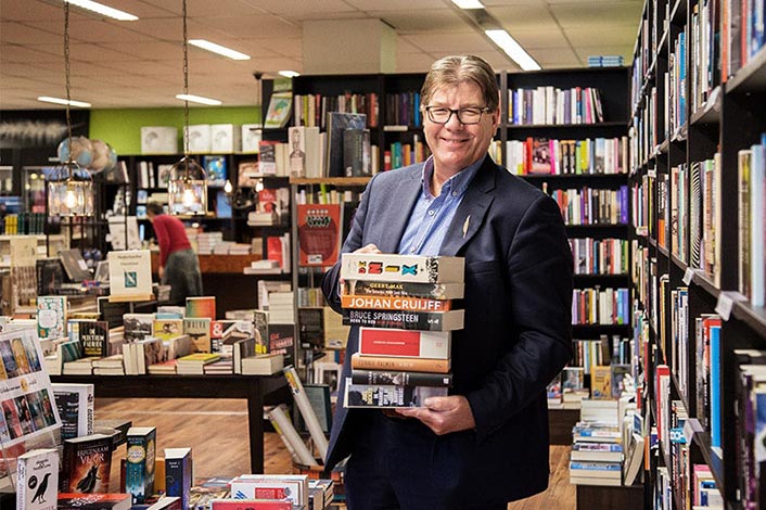 Boekhandel De Ganzenveer in Helmond heeft bestellingen nodig. Mooie boekhandel, geweldige boekhandelaar, Hans van Gennep, goeie vent, fijne man. Het zou zonde zijn als Helmond zonder grote boekhandel kwam te zitten.  Overstelp hem met bestellingen:  ganzenveerhelmond@gmail.com
