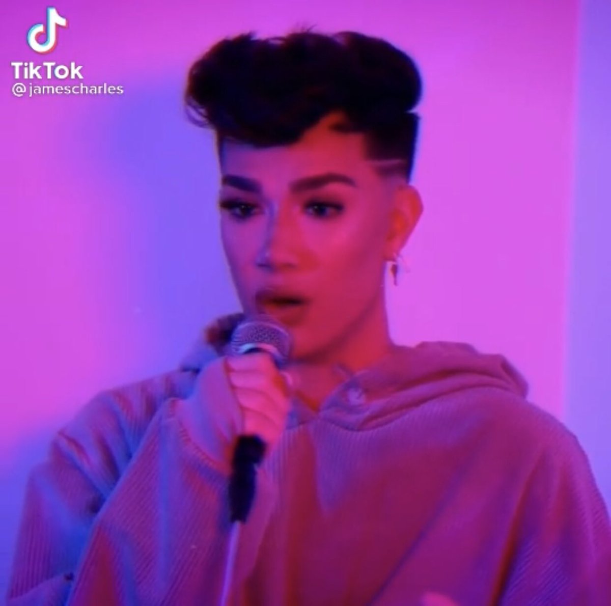 chloe110109's tweet photo. @jamescharles the fact he did this SITTING DOWN! OML WOW https://t.co/CUthDBO1xQ