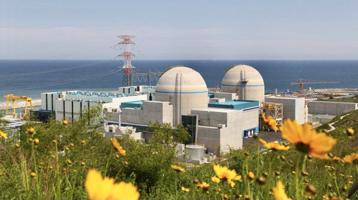 midolisauvage's tweet photo. ⏳反核・反原発の思想域⌛️ #140
〈その意味(で)核の商業利用(原子力)はすでにその技術のあり方において、けっして「平和的」ではありえない。核の商業利用のもつ商品価値はまさに核エネルギーの自然諸力に対する支配的な強さにあるので…その支配は人間という自然にも貫徹する…〉
p.214 #atombooks https://t.co/VpsgfCktHv