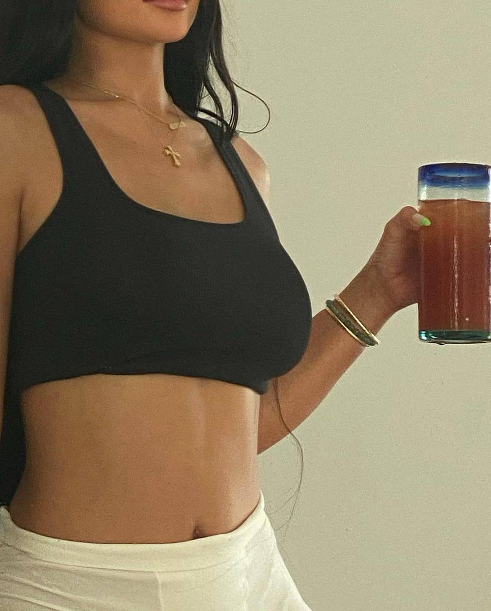 pedestrian's tweet photo. Kylie Jenner https://t.co/olMJnrLJb2