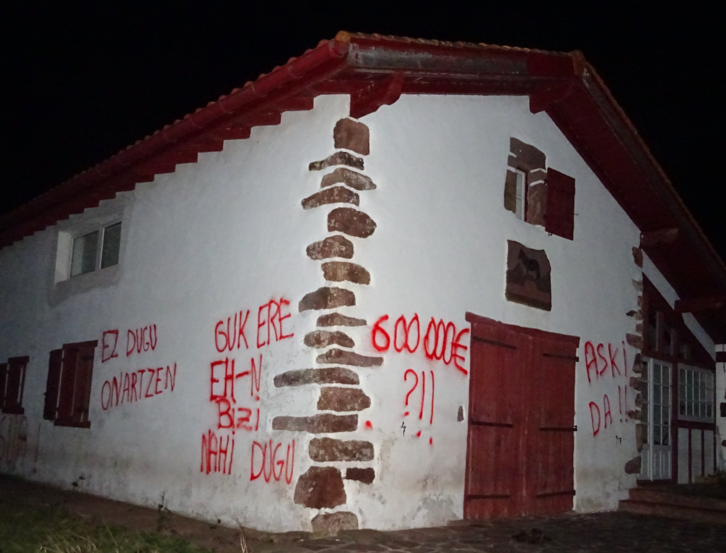 Bidarrain 600.000 eurotan salgai den mendiko etxe batean margoketak egin dituzte, etxebizitzaren arazoa agerian emateko kazeta.eus/eu/info_kz/202…