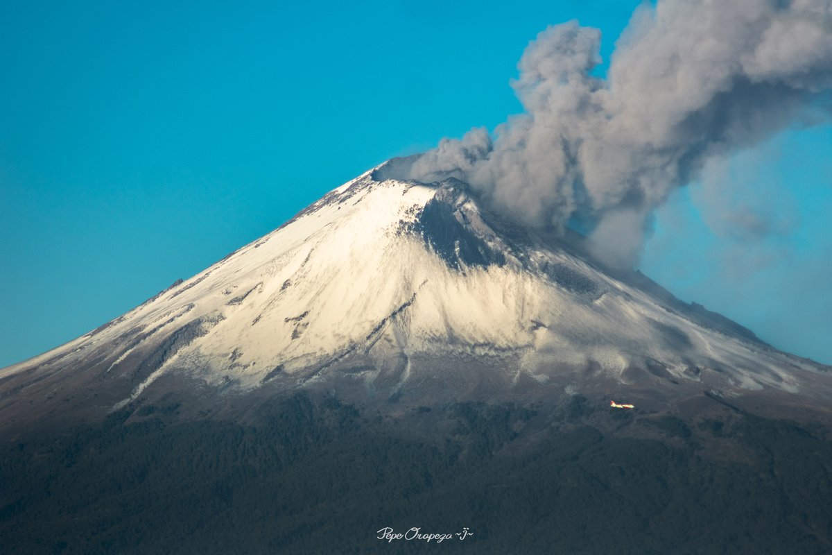 PepinTuitton's tweet photo. Fumarola con nieve el día de hoy y legada del vuelo VB 3242 de #VivaAerobus .  
#FotoDelDía #Popocatepetl https://t.co/Ni2CgyhZ4G