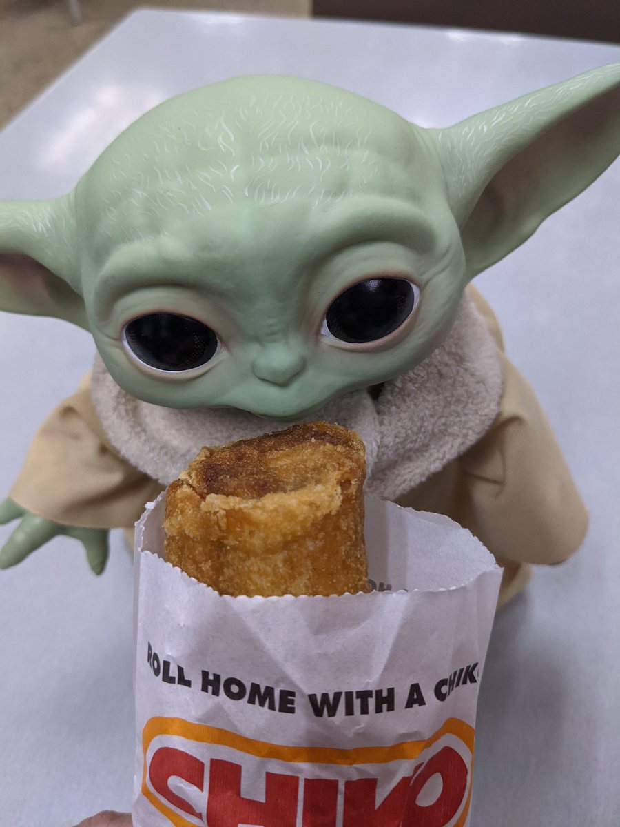 Idrawthethings's tweet photo. 1am Chiko Roll cravings with Grogu. 

#Australianfood #chikoroll #Grogu #patoo https://t.co/crwnVkk4Eb