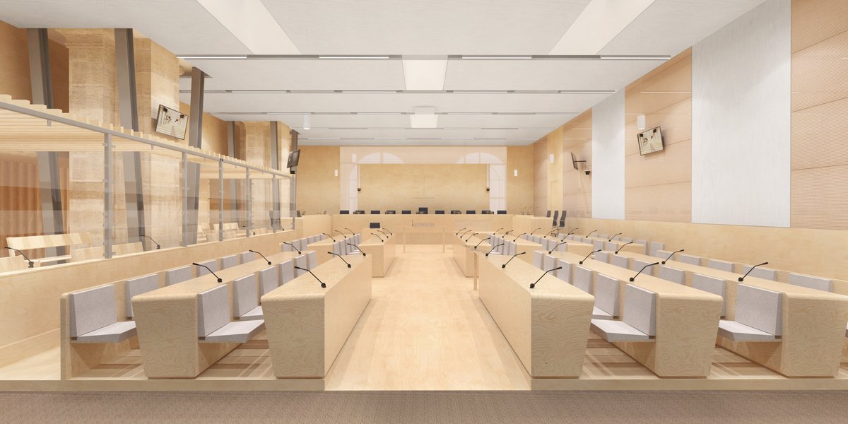 Vue intérieure de la salle d'audience vers le prétoire et la table de justice. ©MMArchitectes