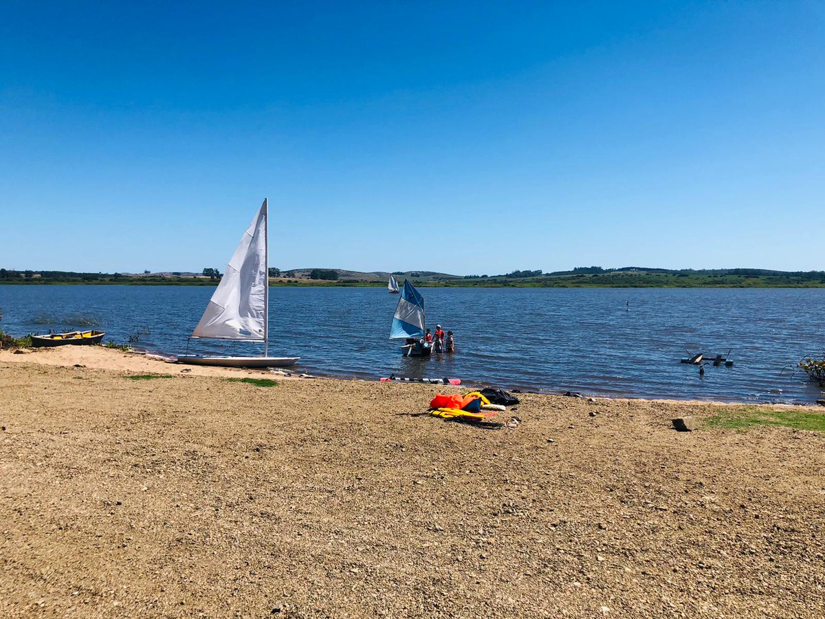 felipepaullier's tweet photo. ⛵ Hace un par de meses recibí en @inju_uy a Francisco Méndez, un joven que me compartió su idea de enseñar vela a gurises de contexto vulnerable. Hoy "Viento en Popa" es una realidad que con su empuje y el apoyo de @MaldonadoUY está dando clases a 14 jóvenes de la Capuera 👏 https://t.co/44jpXJMeBQ