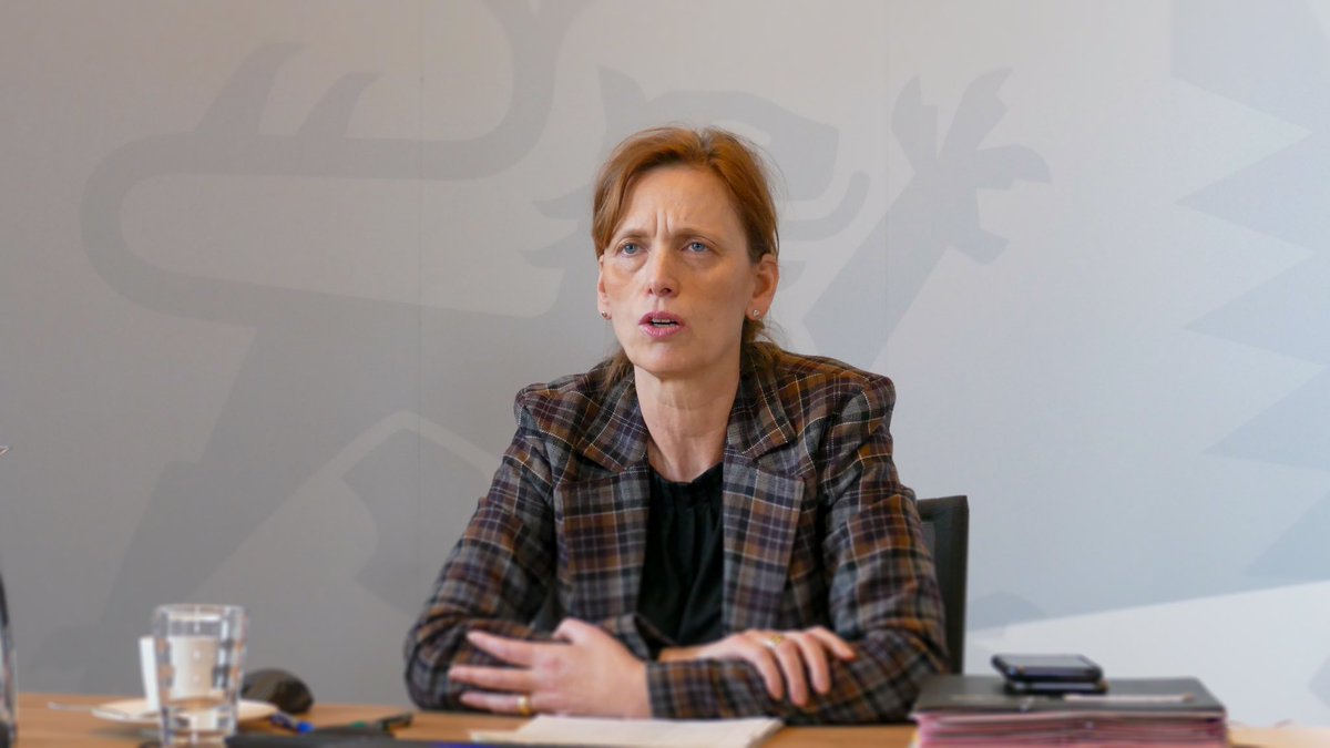 Bildungsministerium Schleswig-Holstein (@bildung_sh) on Twitter photo Regelmäßig trifft sich Bildungsministerin <a href="/PrienKarin/">Karin Prien</a> mit den Vertreter:innen der Schülerschaft und der Eltern. Hauptthema heute waren die Beschlüsse der Kultusministerkonferenz und das weitere Vorgehen an den Schulen im <a href="/Land_SH/">Schleswig-Holstein</a>.
#bildungSH #Schule #SchleswigHolstein #LSV #LEB Regelmäßig trifft sich Bildungsministerin <a href="/PrienKarin/">Karin Prien</a> mit den Vertreter:innen der Schülerschaft und der Eltern. Hauptthema heute waren die Beschlüsse der Kultusministerkonferenz und das weitere Vorgehen an den Schulen im <a href="/Land_SH/">Schleswig-Holstein</a>.
#bildungSH #Schule #SchleswigHolstein #LSV #LEB