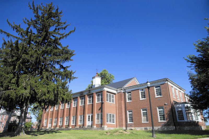 warfieldhistory's tweet image. Then and now: exterior views of Building F at the historic Warfield Complex. #ThrowbackThursday

This is the next building to be rehabbed at Warfield. We have approved plans; construction can start within 30 days. For sale or lease. Looking for an occupant so we can get started!
