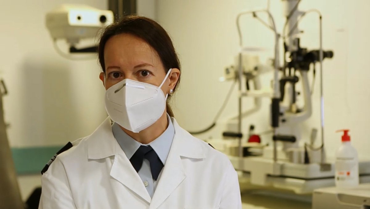fap_pt's tweet photo. Os números aumentam a cada dia que passa. A informação prolifera e as dúvidas avolumam-se. A Tenente-Coronel Médica Sofia Almada explica-lhe como evolui a #covid19 e os momentos de contágio. Proteja-se!

Assista em: https://t.co/Id82AakPnD

#FiqueEmCasa #DGS #SNS https://t.co/ZPRk26mxdG