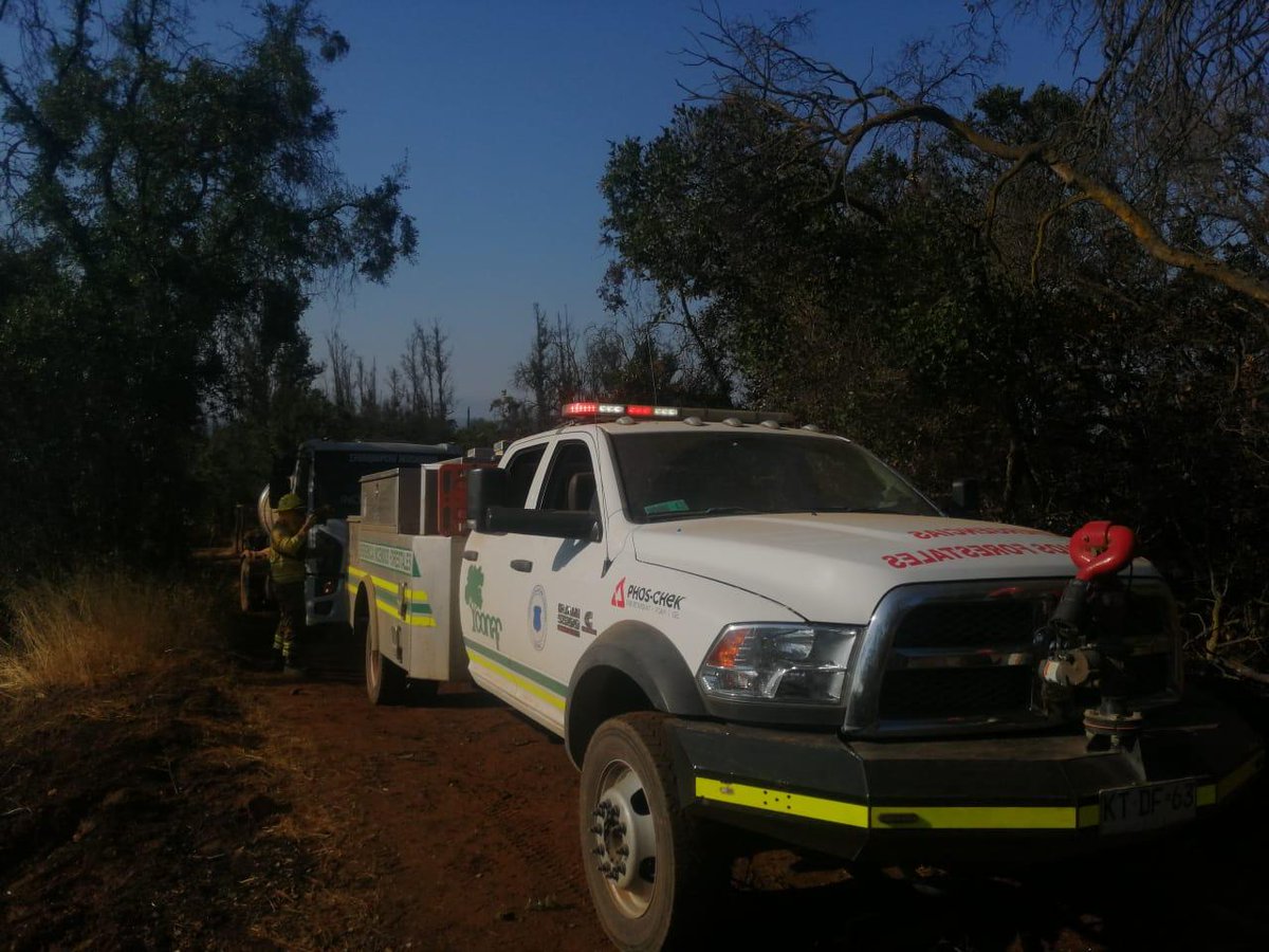 conaf_minagri's tweet photo. #CONAFValparaiso/ La brigada Palma 36, desplazándose en su vehículo de ataque inicial (PC-CODE), sofoca puntos calientes y fumarolas dentro del perímetro del #IncendioForestal que afecta a la Reserva Nacional Lago Peñuelas. https://t.co/F1VECEGy9X