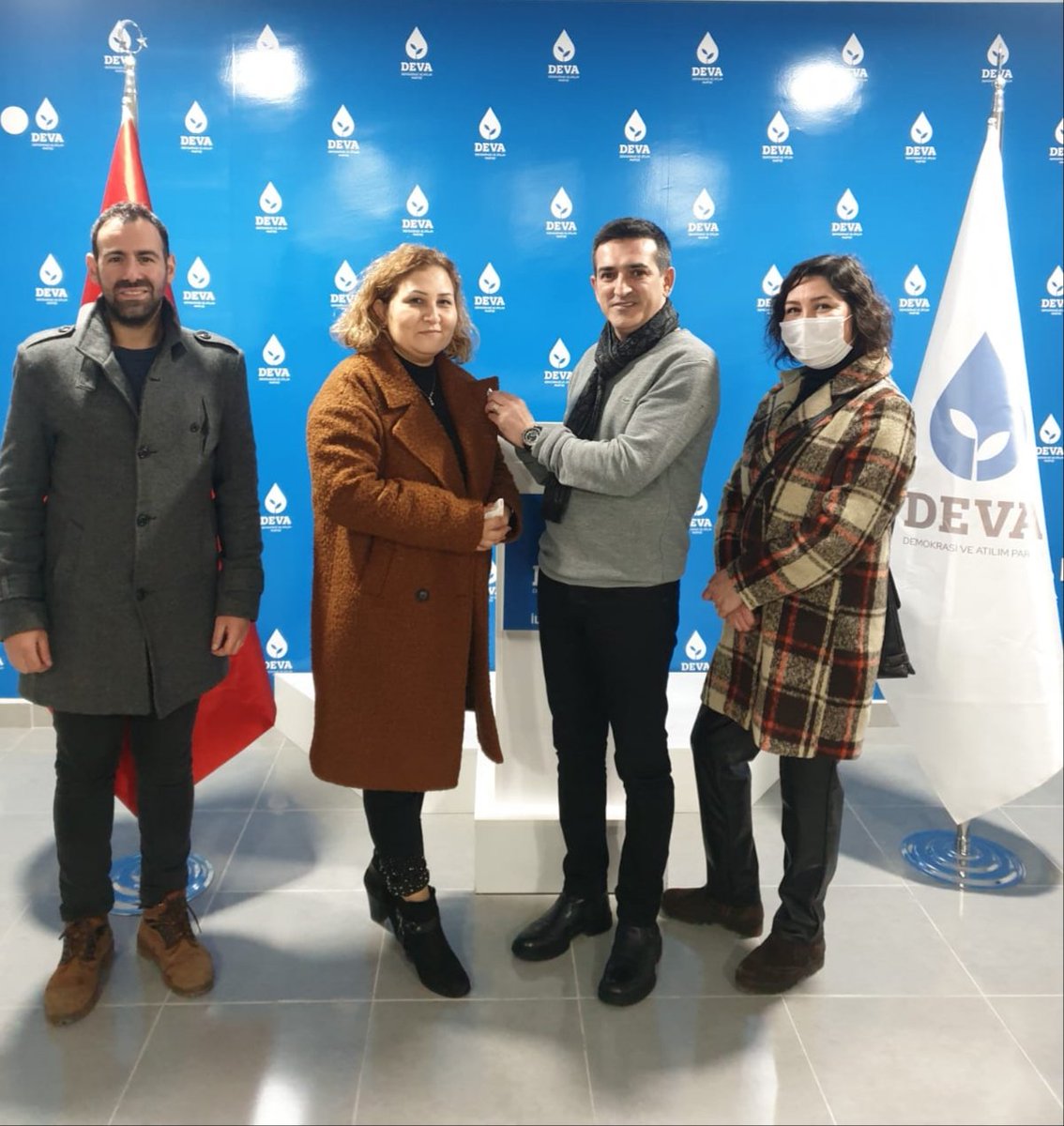 ozgurokusal1's tweet photo. Aksu Mahallemiz Başkanlığına getirilen Sn. Özden AKYOL kardeşimize ve aramıza DEVA olmaya gelen Sn.Yasemin GEMİCİ hanımefendiye hayırlı olsun diyoruz @devapartisi https://t.co/xsFOVPBfio