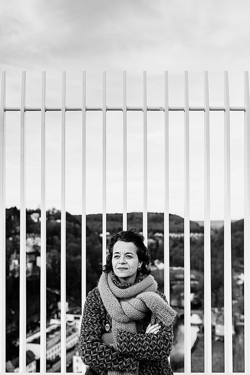 d'LĂ«tzebuerger Land (@letzland) on Twitter photo Avec le projet de théùtre documentaire Les FrontaliĂšres, Sophie Langevin (photo: <a href="/Svenimages/">Sven Becker - Atelier dâimages</a>) cherche Ă cerner lâidentitĂ© de ces femmes qui vivent entre deux territoires. Une quĂȘte bouleversante et bouleversĂ©e. <a href="/FranceClar/">France Clarinval</a> Avec le projet de théùtre documentaire Les FrontaliĂšres, Sophie Langevin (photo: <a href="/Svenimages/">Sven Becker - Atelier dâimages</a>) cherche Ă cerner lâidentitĂ© de ces femmes qui vivent entre deux territoires. Une quĂȘte bouleversante et bouleversĂ©e. <a href="/FranceClar/">France Clarinval</a>
