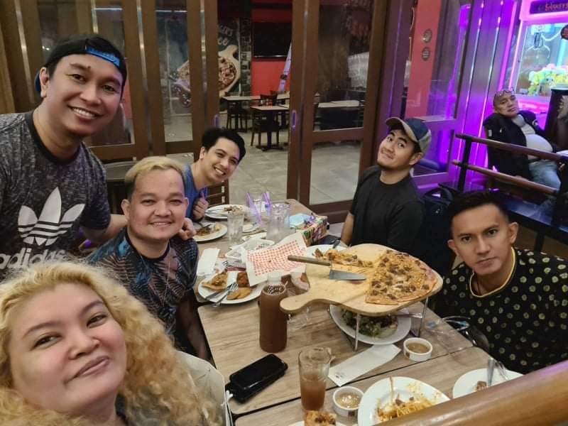 karlangel_rocks's tweet photo. The Post Bday celeb ni @stanskee and New Year Catch-up with @marlon_g_miguel @netchaii @gebangsal @BorjDanao 
Kumpleto!!! #ShadingAllMyLove https://t.co/mTq24LZpMB